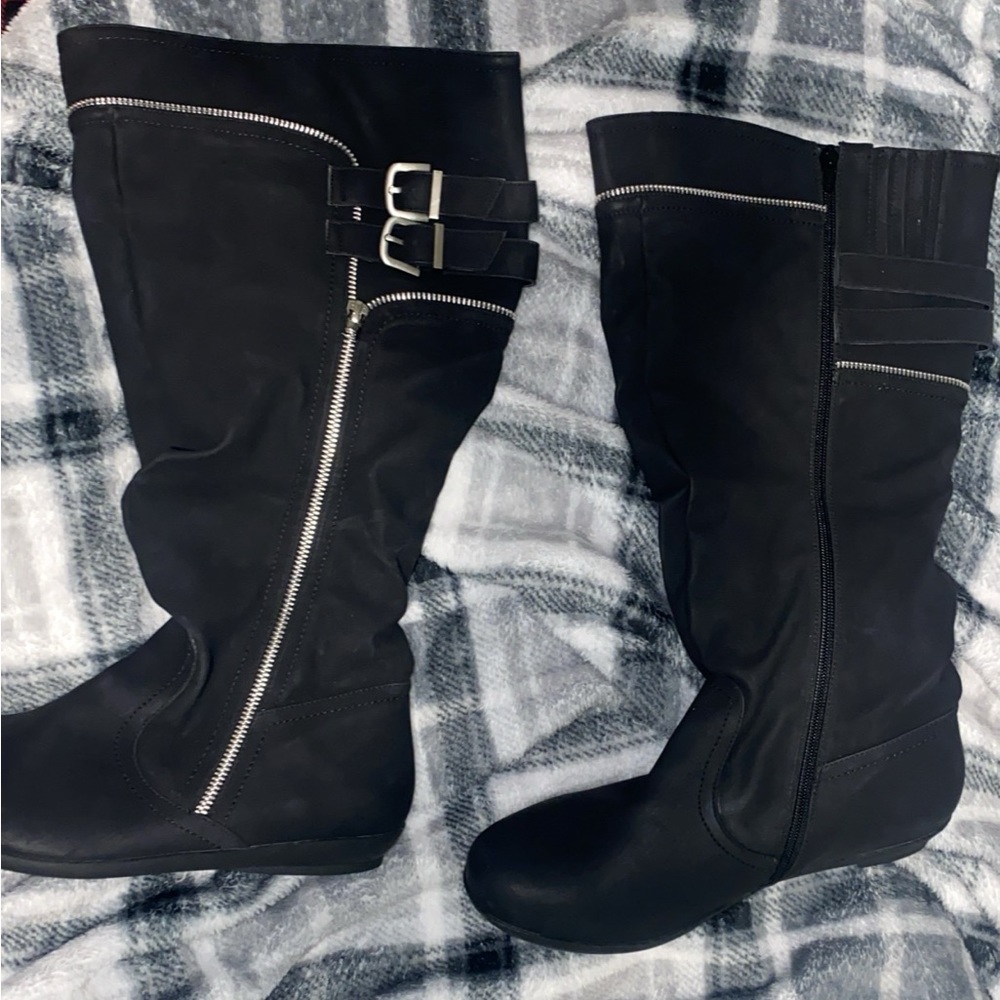 Selling these boots they’re 9 1/2ww brand new